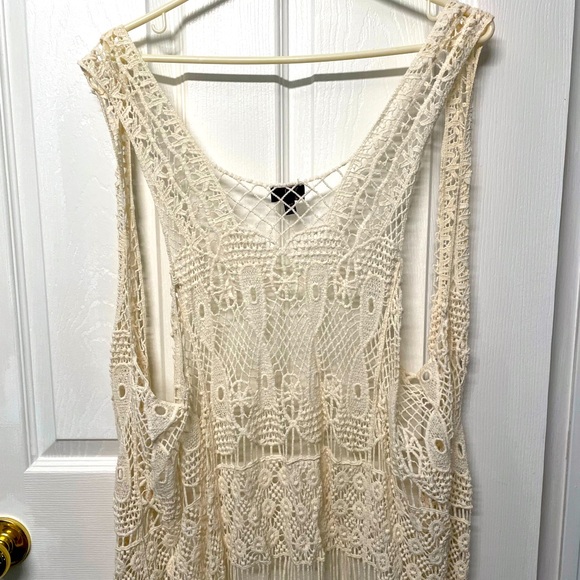 Beautiful Detailed Sleeveless Cardigan - Picture 2 of 4